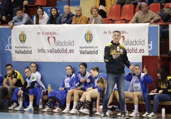 Salva Puig da instrucciones desde la banda en el partido ante Zuazo.