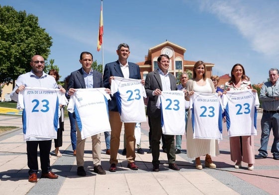 Rubén González, concejal, Conrado Íscar, Jota de la Fuente, Alfonso Fernández Mañueco, Marta Sanz y María González Corral, en el acto de campaña de las municipales en Arroyo.