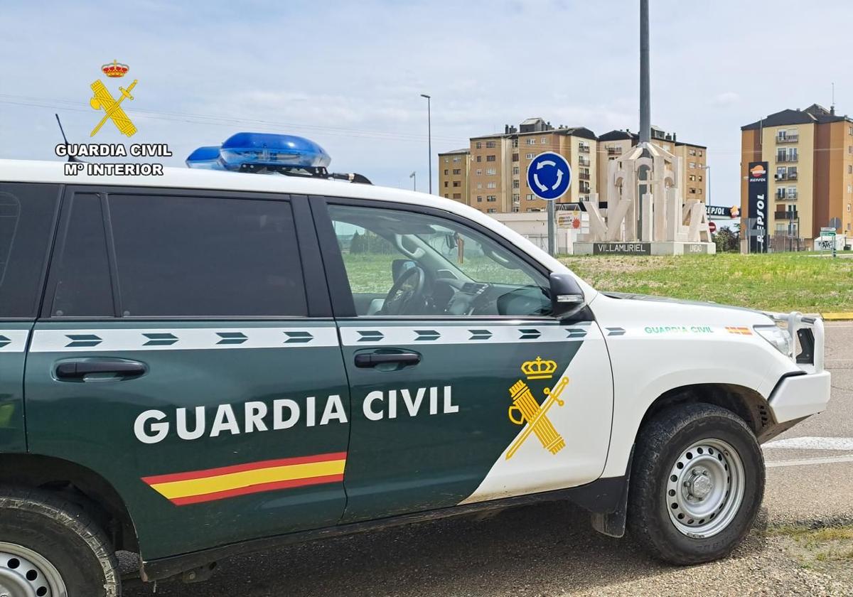 Circula drogado y sin carné, elude un control y es detenido tras una persecución