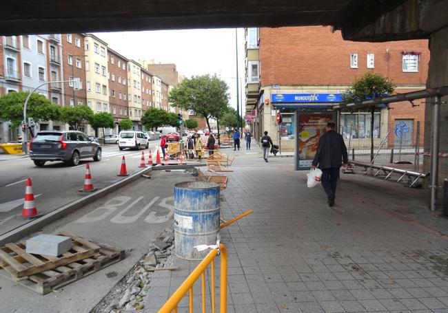 Obras para ampliar la acera y trasladar la parada de autobuses situada bajo el viaducto a la calle Recondo (al fondo).