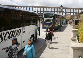 Varios autobuses de turistas, en las inmediaciones del Acueducto de Segovia.