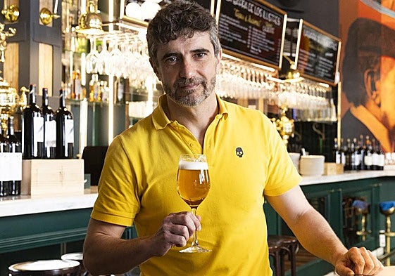 Roberto Chapu, humorista y actor vallisoletano, posa con una caña en la mano en Los ilustres.