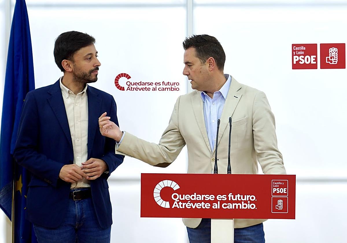 Los socialistas Daniel de la Rosa (derecha) y Fran Díaz, este viernes en rueda de prensa.