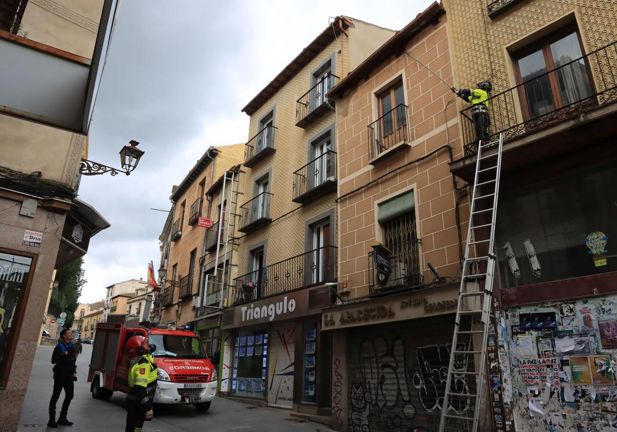 Cae parte de una cornisa en la calle San Francisco