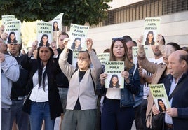 Familiares y amigos de Esther López reclaman justicia a las puertas de los juzgados de Valladolid el pasado mes de septiembre.