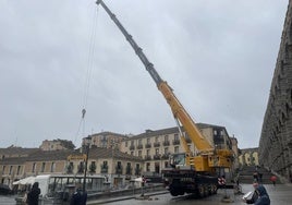 Una grúa coloca el contenedor en la lonja de la plaza Oriental.