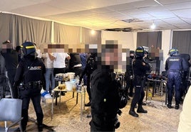 Los policías, durante la intervención en la fiesta clandestina.