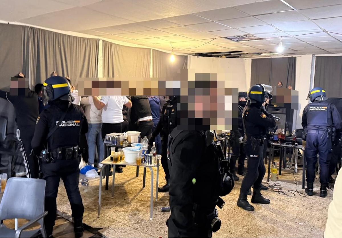 Desalojados 47 hombres de una fiesta clandestina con drogas y armas