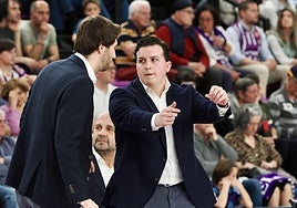 Alejandro Paniagua habla con su ayudante Álvaro Díaz de una situación de partido ante Cartagena.