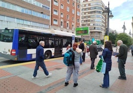 Colas para coger el autobús en la parada de la plaza de España.