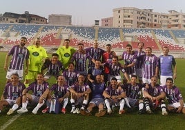 Los veteranos del Real Valladolid, tras conquistar el trofeo.