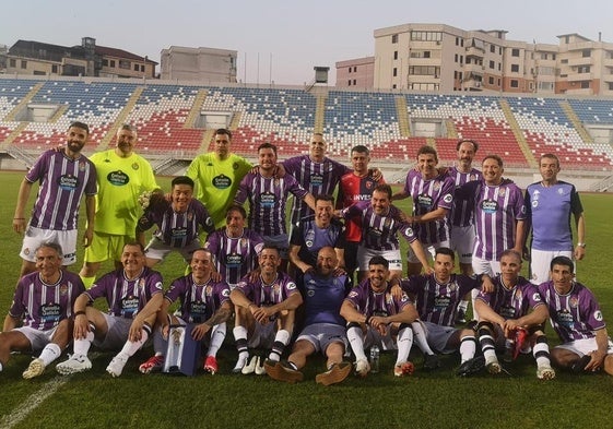 Los veteranos del Real Valladolid, tras conquistar el trofeo.