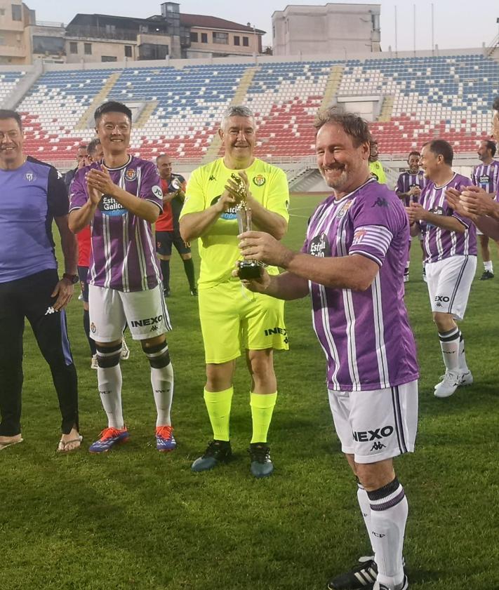 Imagen secundaria 2 - Eusebio vuelve a dirigir seis años después en la victoria de los veteranos del Real Valladolid en Albania