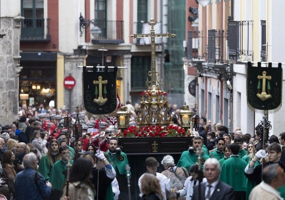 Los cofrades de la Vera Cruz sacan la Cruz de Mayo por las calles de Valladolid.