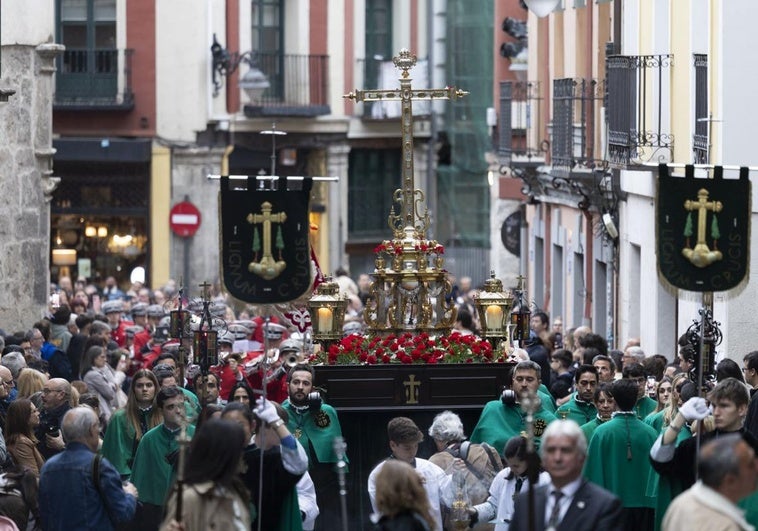 Los cofrades de la Vera Cruz sacan la Cruz de Mayo por las calles de Valladolid.