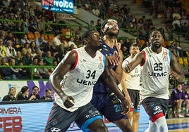 Mballa cierra el rebote en una acción del Ourense.