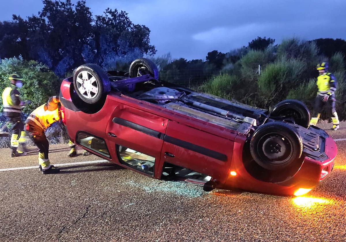 Herida al volcar su coche en la salida a la carretera de Las Maricas en Boecillo