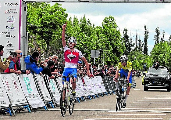 Gimeno celebra la victoria en Laguna de Duero.