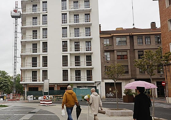 Tres personas caminan frente al edificio de la calle Mayor Antigua en la esquina de Salvino Sierra, que remata la obra.