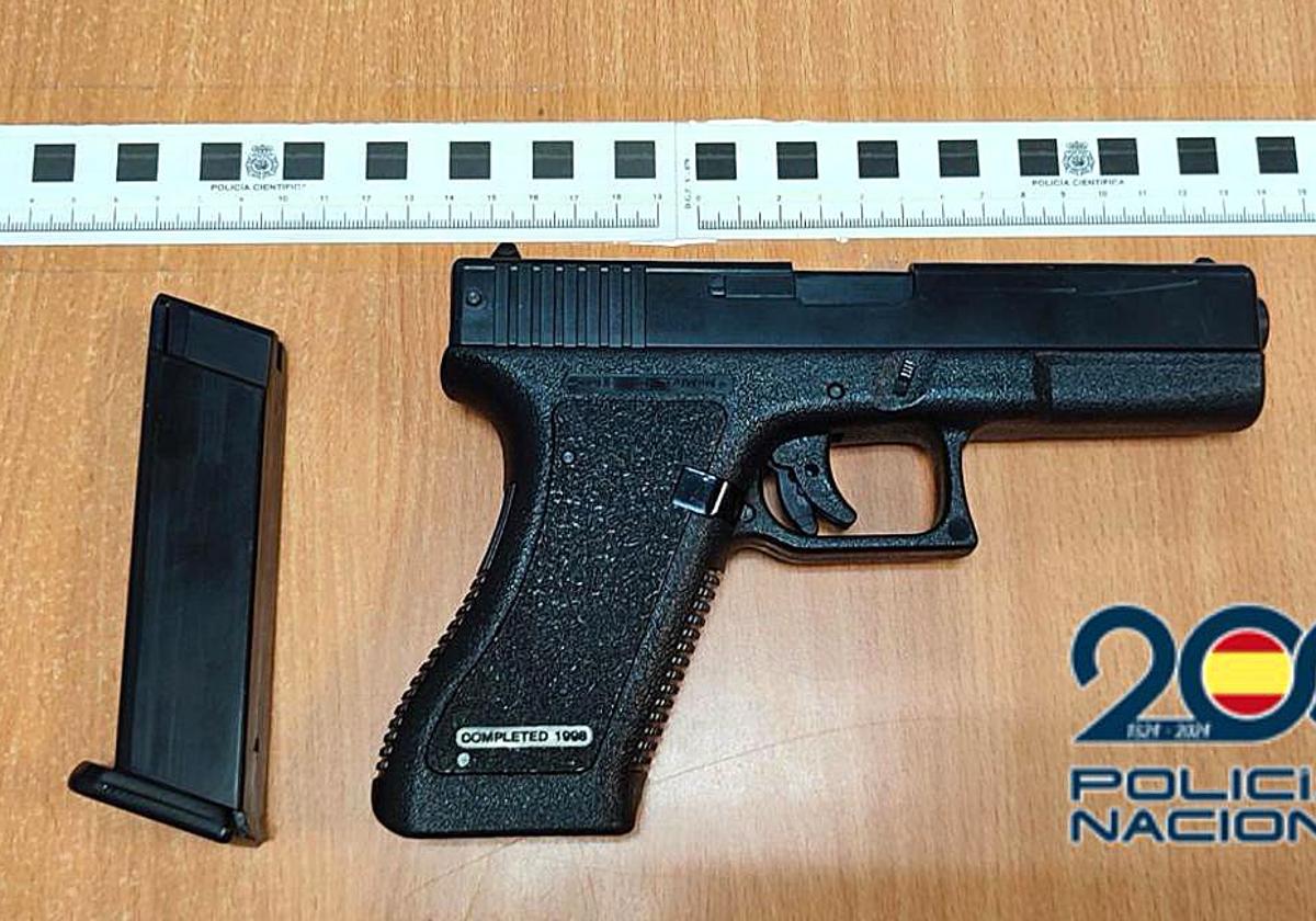 Detenido por quitar la copa a un joven y golpearle con una pistola en la cabeza en la zona de Coca