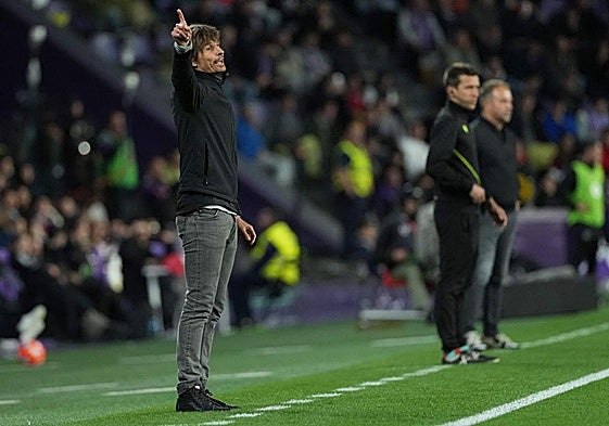 Álvaro Rubio da instrucciones con Flick al fondo.