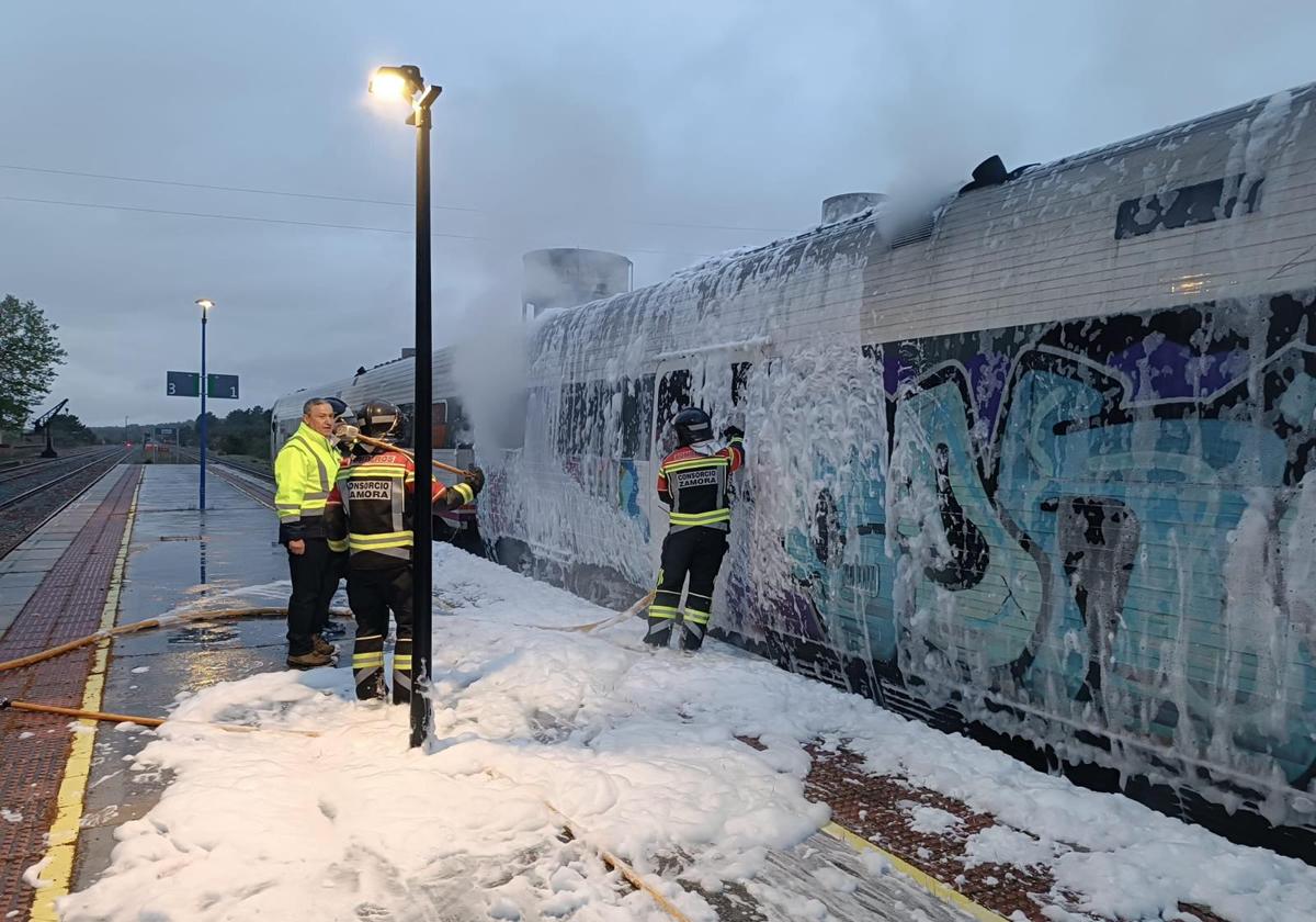 Taxis para trasladar a los ocho pasajeros evacuados del tren Valladolid-Puebla que ardió
