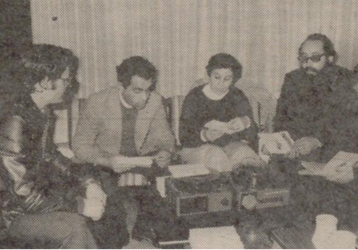 Imagen principal - Arriba, Oyagüez, segundo por la izquierda, en la presentación de Tribuna Obrera. Abajo, orden de arresto de octubre de 1974, encabezada por él, y ejemplar de Clarín Obrero, confeccionado por Lucha Obrera, con motivo de las huelgas de FASA-Renault.