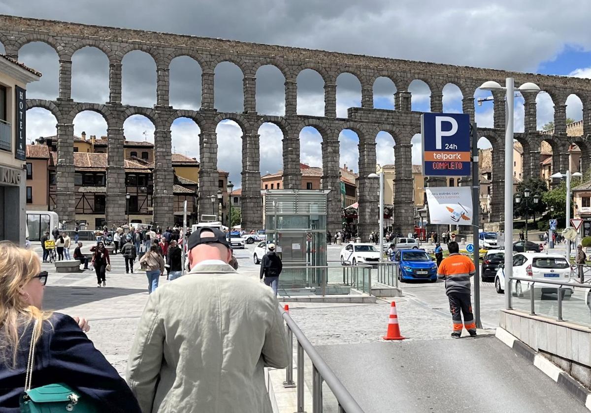 El puente del Dos de Mayo llena de turistas las calles de Segovia