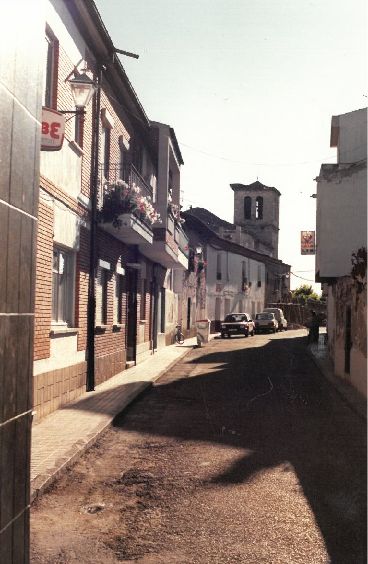 Calle Real con la iglesia al fondo.