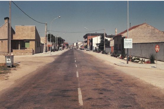 Pie original: «Carretera C-112 a su paso por Pedrajas de San Esteban, donde se instalarán semáforos».