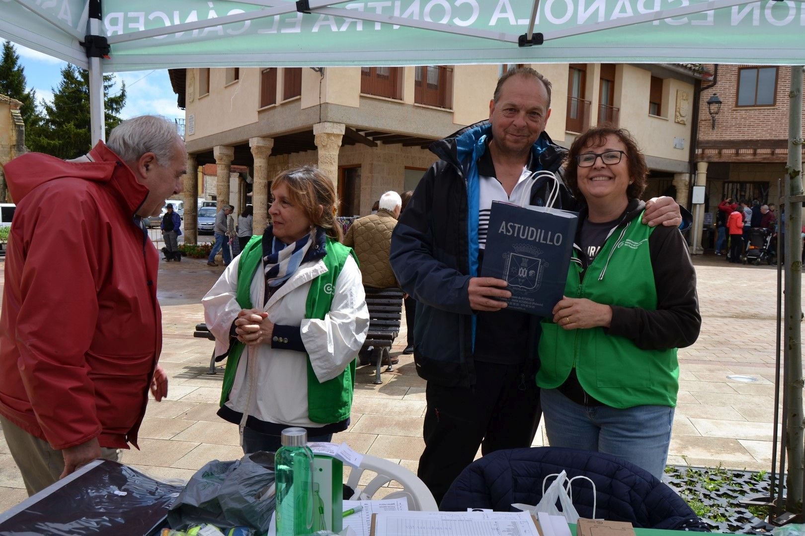 Todos en la ermita de Torre Marte en Astudillo