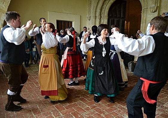Todos en la ermita de Torre Marte en Astudillo