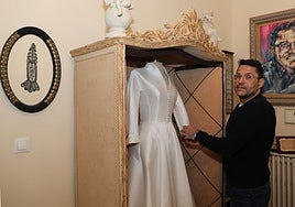 José Martín muestra un traje de novia en su atelier.