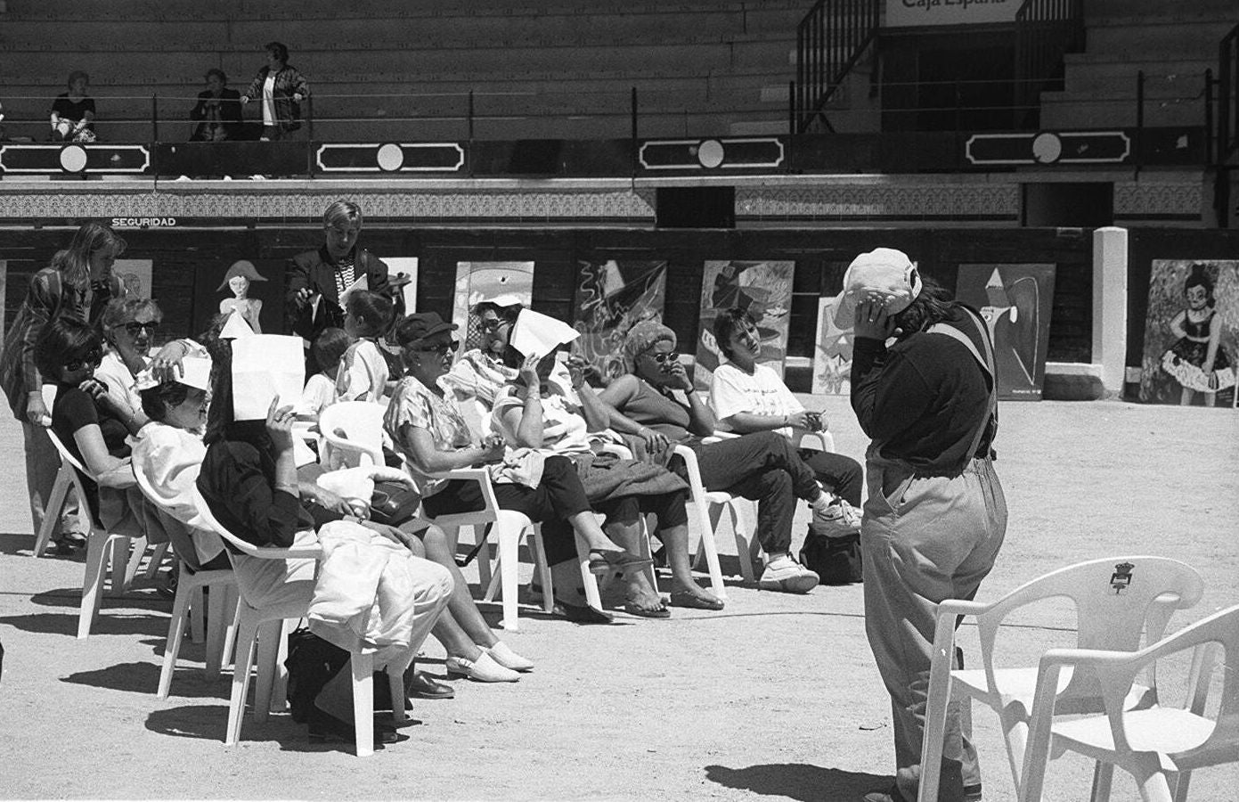 Actuaciones de los alumnos de las Aulas de Cultura de la Diputación en la Plaza de Toros. 12 de junio de 1998.