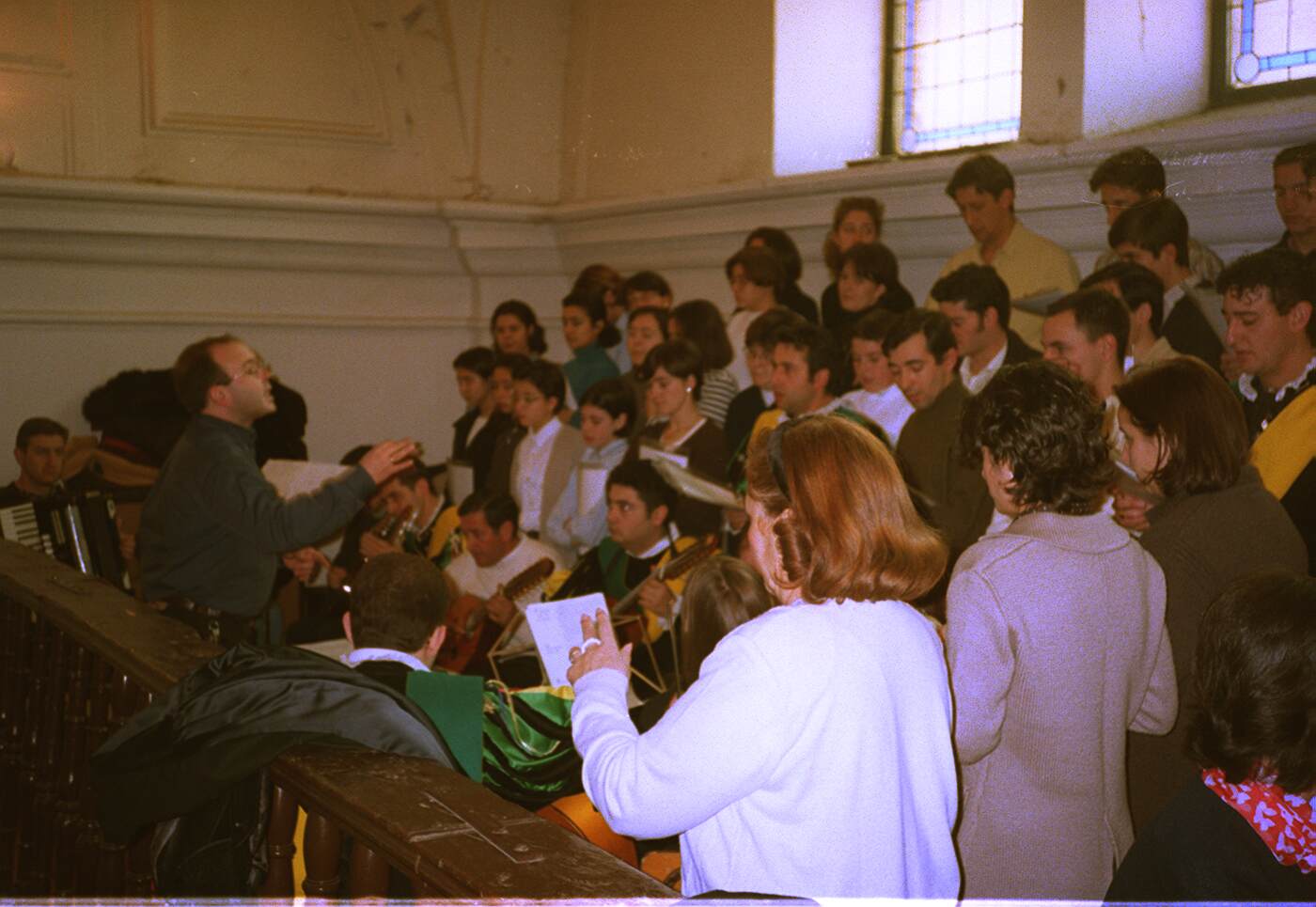 El coro interpreta uno de los villancicos de la Adoración durante la Misa Pastorela. 26 de diciembre de 1998.