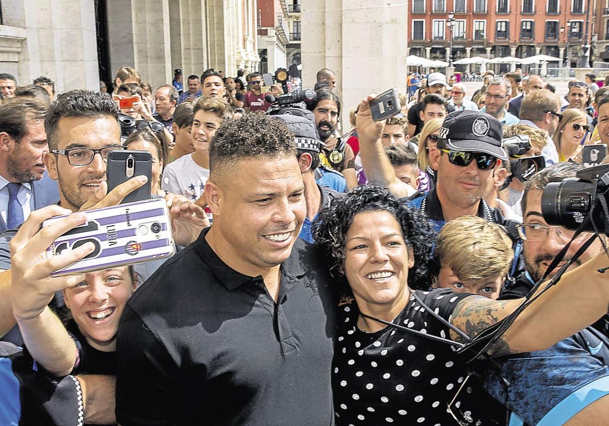 Ronaldo Nazário se hace una foto con una aficionada a su llegada a Valladolid.