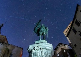 La bóveda celeste brilla sobre la estatua de Juan Bravo.