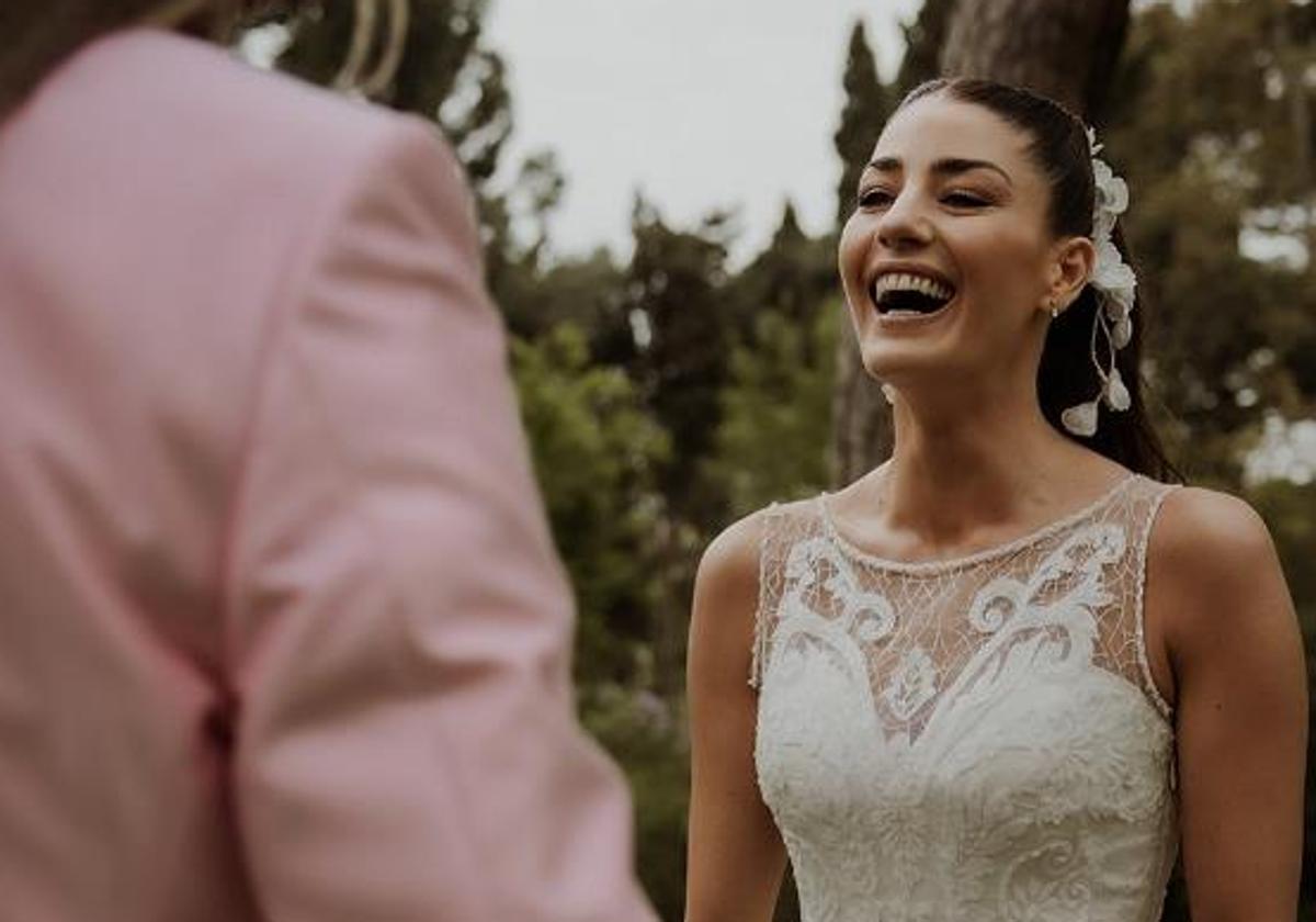 La azafata de la Ruleta de la Suerte, Laura Moure, se casa con su pareja de toda la vida