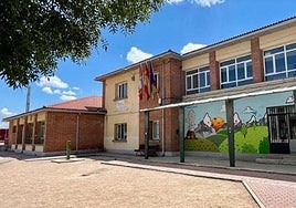 Acceso al colegio de Navas de Oro.
