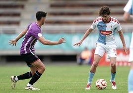 Una acción del partido entre el filial y el Compostela.