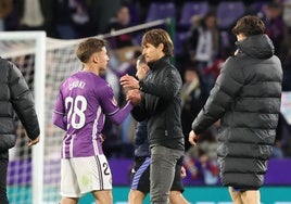 Álvaro Rubio felicita a Chuki al término del partido.