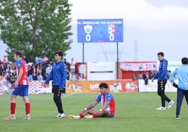 Desolacióin entre los jugadores del Tordesillas al final del partido.