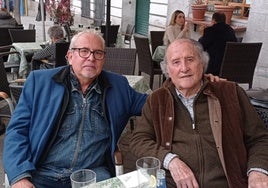 Antonio Lázaro, a la izquierda, en una terraza de Madrid junto a José Herrero Vallejo.