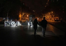 Calle a oscuras durante el apagón del 28 de abril de 2025, en Barcelona.