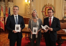 Ricardo Martín de la Guardia, catedrático de Historia de la UVa; Irene Carvajal, concejala de Educación y Cultura, y Javier Burrieza, historiador y autor del libro.