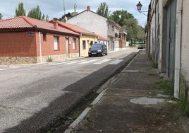 Acera en mal estado en la calle de La Palma del barrio del Cristo.