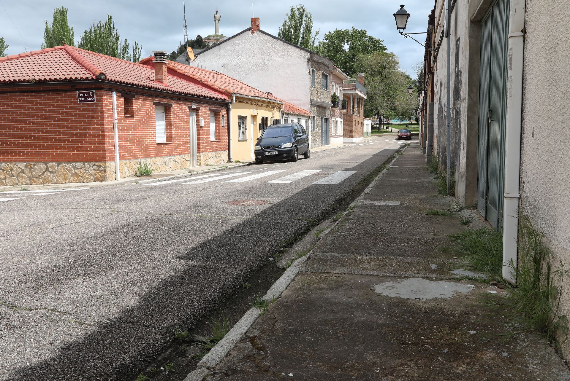 Acera en mal estado en la calle de La Palma del barrio del Cristo.