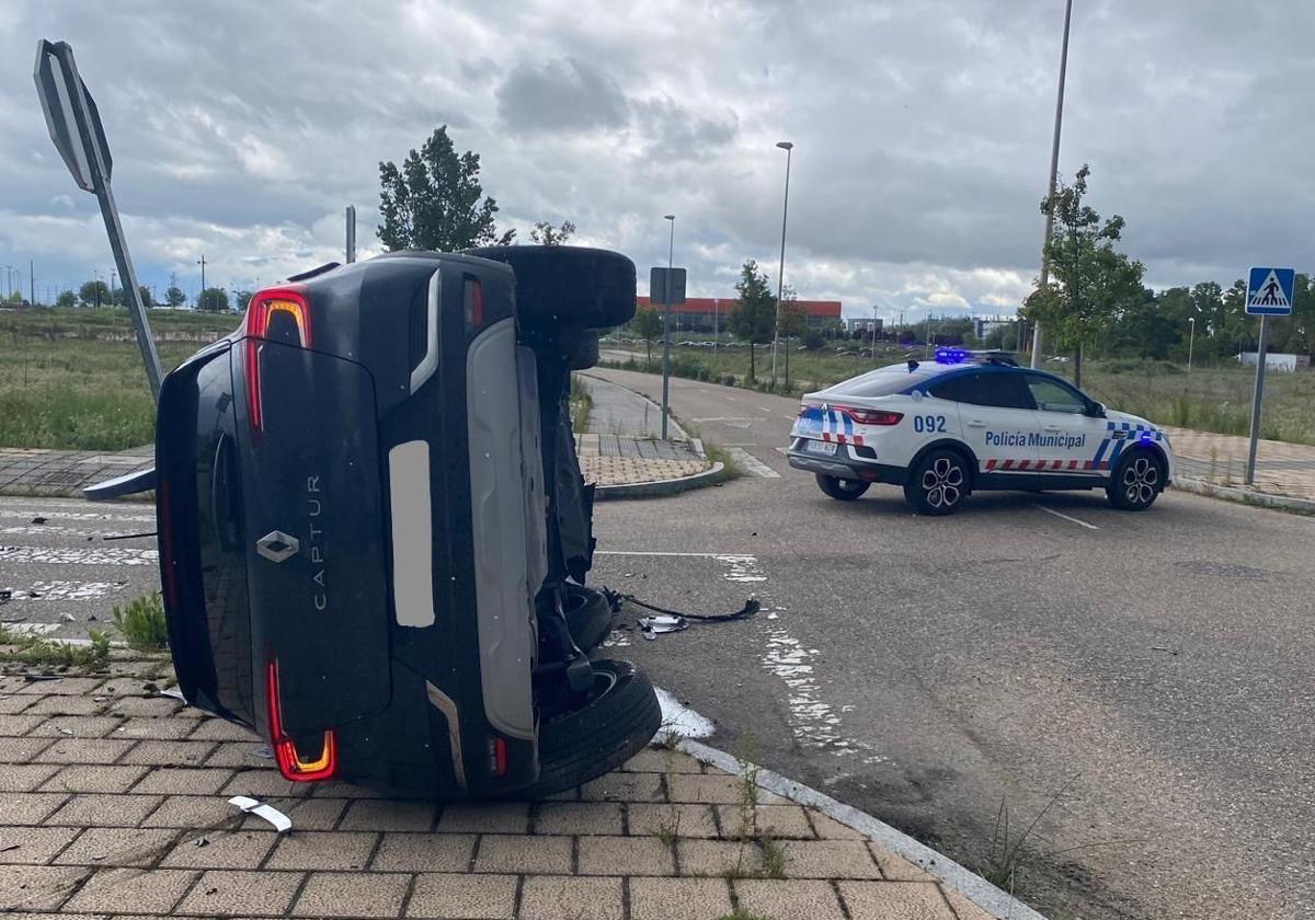 Dos heridos al colisionar dos turismos en Valladolid tras saltarse uno un stop