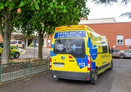 Una ambulancia entra al Hospital Río Carrión de Palencia.