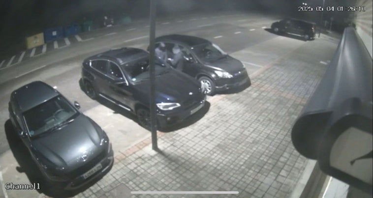 Los dos sospechosos se acercan a un BMW estacionado en Rueda, aunque el sistema antirrobo evitó la sustracción.